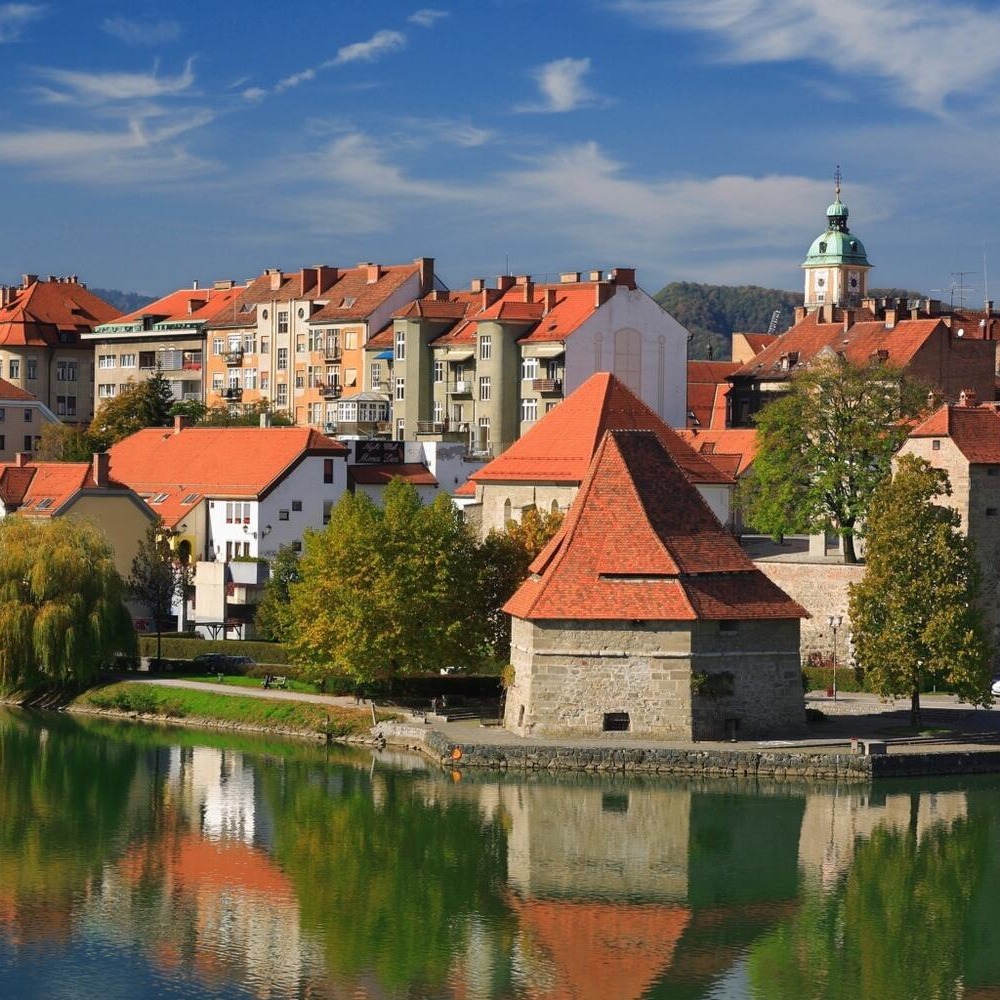 Pogled na Maribor z reko Dravo in Lentom